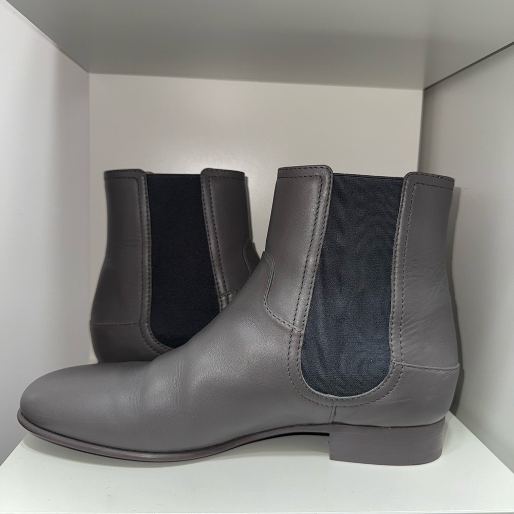 Gray CHANEL Chelsea boot. Gently used - Picture 5 of 8